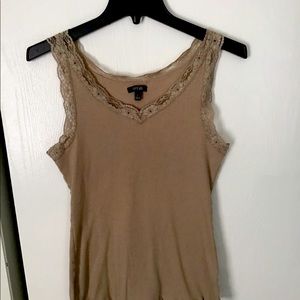APT 9 Cute lace ribbed tank top.